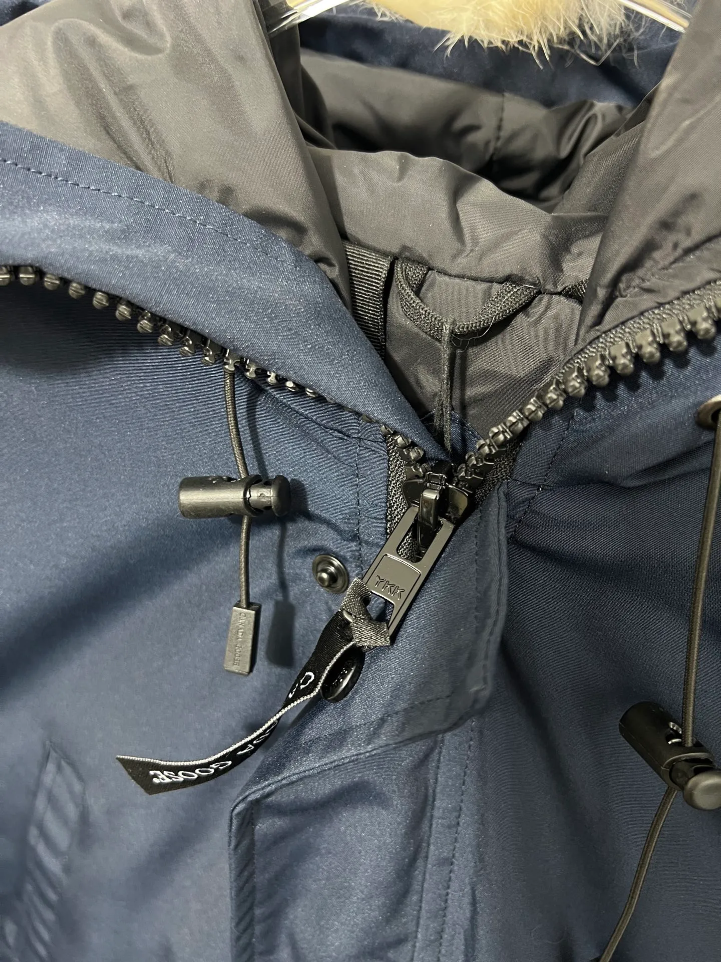 P720 🆕Top version! Comes with a tote bag! Chip version💰𝑪𝒂𝒏𝒂𝒅𝒂 𝑮𝒐𝒐𝒔𝒆/Canada Goose Chilliwack Goose 01 bomber jacket down! The top original replica version refers to the highest version in China currently (there is no one) ⚠️Note: There is no foundry in China! ! ! Saying it is original order, ZP goods, pure original goods, etc. is just a gimmick by some peers. Do not be deceived!  ⚠️Note: The latest version of this year’s authentic product has a strap (the latest version can be bought at the newly opened Galeries Lafayette Canada Goose counter in Beijing) ⚠️Note: (The authentic product does not have blue wash marks this year) Version comparison introduction 1⃣️Top replica: Made of 18-count polyester-cotton blended fabric imported from South Korea (authentic synchronized fabric), national standard 90 white duck down, western Canadian coyote hair 2⃣️Mid-range version: Made of domestically produced 21-count polyester-cotton fabric, 50% standard white duck down, Eastern Canada coyote hair, top original goose analysis Analysis 1 (wolf hair): All customers are guaranteed to receive a fur collar that is grayer than the original color. Each wolf hair is 55cm long and 14cm wide, all made from wild first-grade gray wolf skins in western Canada! Analysis 2 (Trademark): We use dyed embroidery thread to truly achieve 100% reproduction of the trademark, ensuring that the embroidery thread is exactly the same as ZP, with zero color difference and 100% reproduction of the map letters! (We can guarantee that no one in our industry is more attentive and professional than us!) Analysis 3 (fabric): As we all know, the Canada Goose ZP fabric in previous years was a 21-count polyester-cotton washed, calendered and brushed fabric that was relatively hard. Last year and this year, dozens of authentic products purchased were all made of 18-count pure cotton fabrics, and we finally decided to use 18-count polyester cotton! (ZP synchronized fabric) Analysis 4 (Accessories): Domestic exclusive version of Velcro, one to one Y-shaped double hook original Velcro, YKK zipper, exclusive original workmanship of washed threaded down jacket!  Authentic products are not 100% perfect and flawless. Authentic products also have velvet hair loss, and most of the authentic wolf fur is mainly eastern yellow wolf fur. (Because our wolf skins are all auctioned at the same auction house as authentic products) There is an auction list to prove it.  At the same time, I will teach you a trick: buy an authentic product from Tmall, buy a piece of clothing from a merchant you trust at the same time, and come back to compare the details. ⚠️ Remember you get what you pay for! Don't be greedy for small gains, or you will suffer big losses! Color: Black Navy Beige Graphite Gray Royal Blue Size: XS S M L 54 120 84 79 140-160 XL 56 124 86 81 160-180 XXL 58 128 88 83 180-200